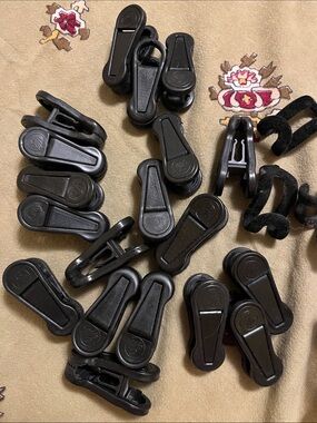 Huggable hanger clips